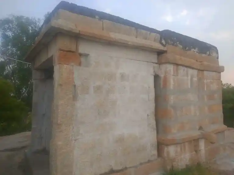 Arulmigu Meenatchi Sundhareshwarar Temple, Sengal - 639102 அருள்மிகு மீனாட்சி சுந்தரேஸ்வரர் திருக்கோயில், Sengal - 639102, Karur - Ancient Temple Architecture and History Image 2