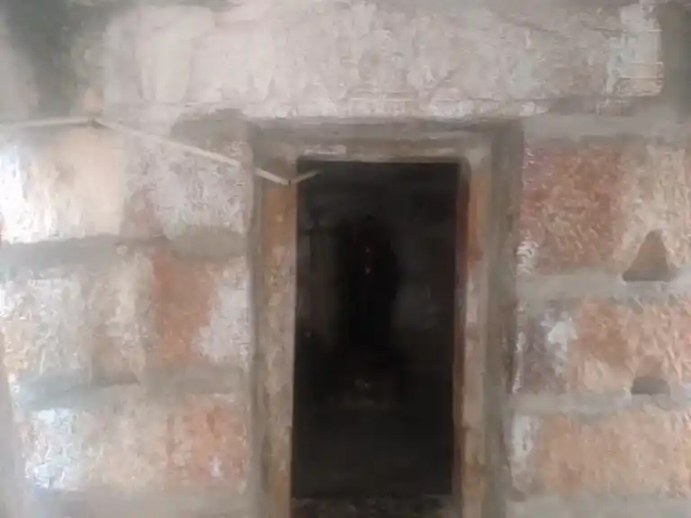 Arulmigu Meenatchi Sundhareshwarar Temple, Sengal - 639102 அருள்மிகு மீனாட்சி சுந்தரேஸ்வரர் திருக்கோயில், Sengal - 639102, Karur - Ancient Temple Architecture and History Image 3