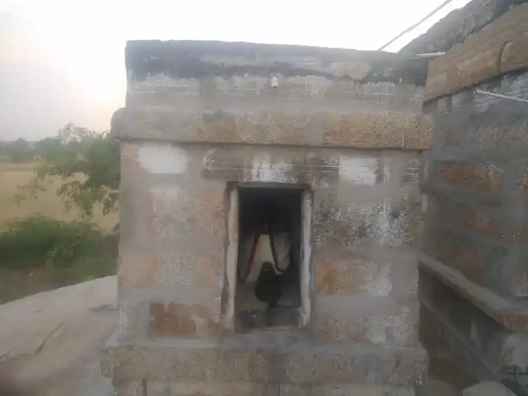 Arulmigu Meenatchi Sundhareshwarar Temple, Sengal - 639102 அருள்மிகு மீனாட்சி சுந்தரேஸ்வரர் திருக்கோயில், Sengal - 639102, Karur - Ancient Temple Architecture and History Image 4