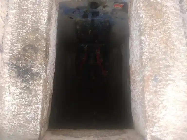 Arulmigu Meenatchi Sundhareshwarar Temple, Sengal - 639102 அருள்மிகு மீனாட்சி சுந்தரேஸ்வரர் திருக்கோயில், Sengal - 639102, Karur - Ancient Temple Architecture and History Image 5