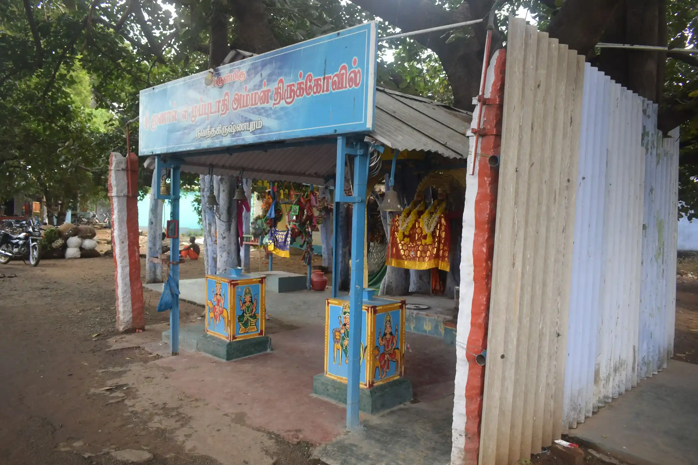 Arulmigu Moonaal Yendra Muppudathiyamman Temple, Near Pavoorchatram, Navaneethakrishnapuram - 627806 அருள்மிகு மூணால் என்ற முப்பிடாதியம்மன் திருக்கோயில், Near Pavoorchatram, Navaneethakrishnapuram - 627806, Tenkasi - Ancient Temple Architecture and History Image 3