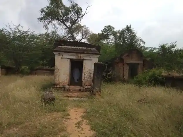 Arulmigu Munneswarar Temple, Kalasamangalam, Alangudi Taluk - 622303 அருள்மிகு முனீஸ்வரர் திருக்கோயில், கலசமங்கலம், ஆலங்குடி வட்டம் - 622303, Pudukkottai - Ancient Temple Architecture and History Image 5