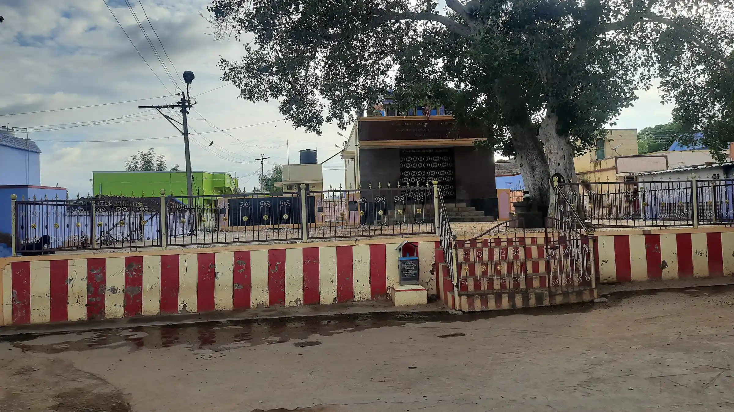 Arulmigu Muppidathi Amman And Sri Vinayagar And Sri Poothaththan Temple, Udaiampuli, Udaiyampuli - 627602