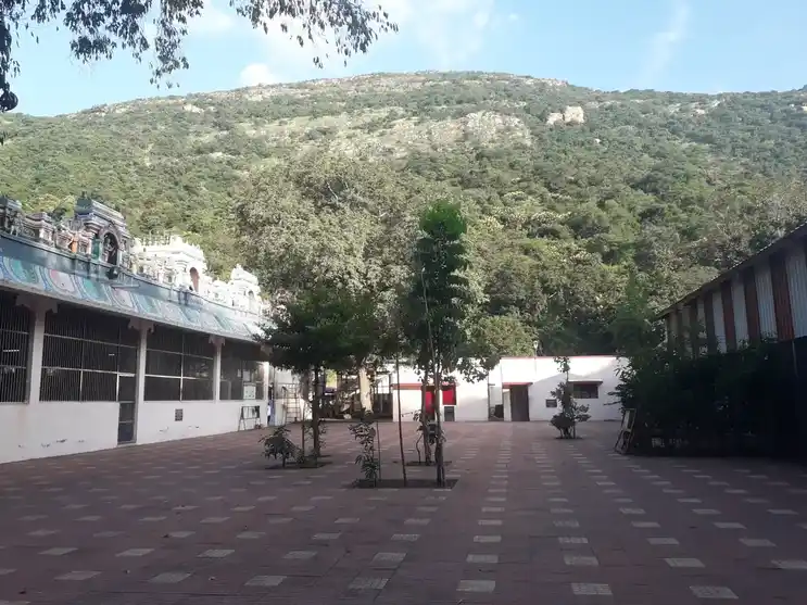 Arulmigu Murugan Temple, Solaimalai Mandapam, Alagarkovil - 625301 அருள்மிகு முருகன் திருக்கோயில், சோலைமலை மண்டபம், அழகர்கோவில் - 625301, Madurai - Ancient Temple Architecture and History Image 3