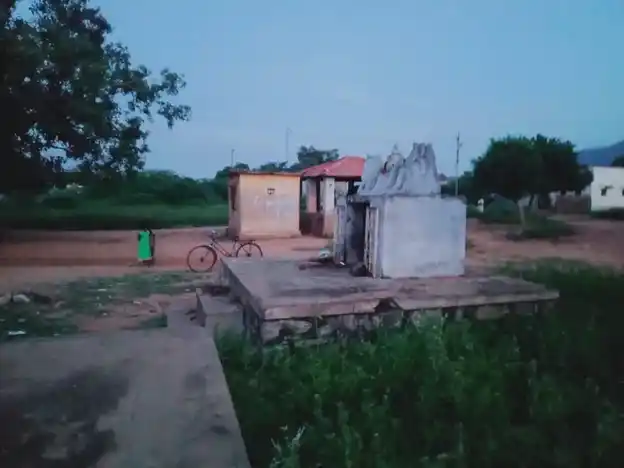 Arulmigu Muthalammn And Malaikannimaar Temple, Palayam - 624620 அருள்மிகு முத்தாலம்மன் மற்றும் மலைக் கன்னிமார் திருக்கோயில், Palayam - 624620, Dindigul - Ancient Temple Architecture and History Image 3