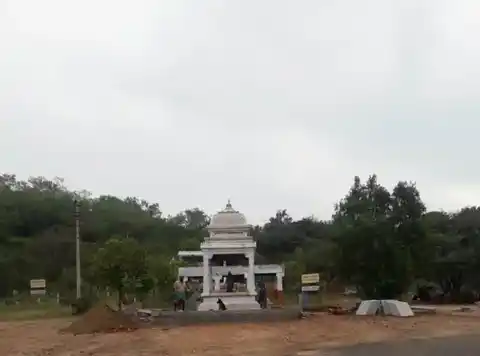 Arulmigu Muthukkumaraswamy Balathandayuthapani Temple, Azhakumalai - 641612 அருள்மிகு முத்துக்குமாரசுவாமி திருக்கோயில், அழகுமலை, Azhakumalai - 641612, Tiruppur - Ancient Temple Architecture and History Image 5