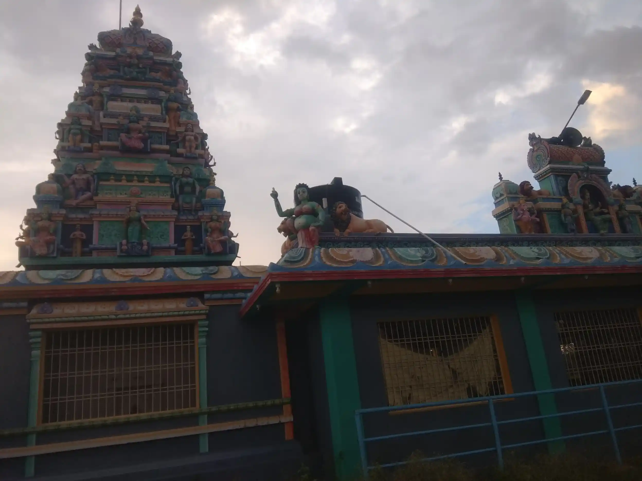 Arulmigu Muthuveadiyappan, Oogaramman Temple, Aavalnayakkanpatti - 635602 அருள்மிகு முத்துவேடியப்பன் ,ஓங்காரம்மன் திருக்கோயில், ஆவல்நாயக்கன்பட்டி - 635602, Thirupathur - Ancient Temple Architecture and History Image 2