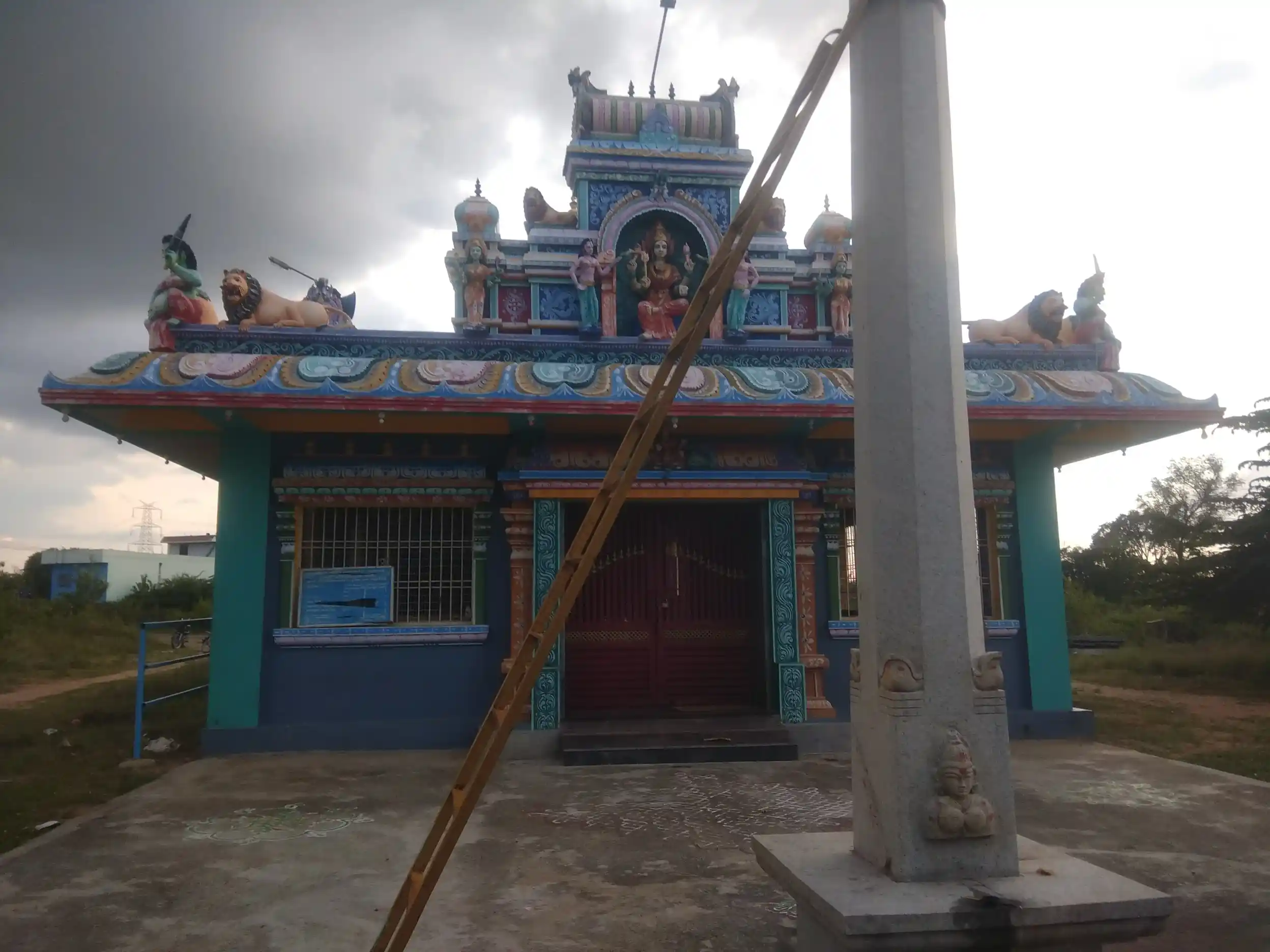 Arulmigu Muthuveadiyappan, Oogaramman Temple, Aavalnayakkanpatti - 635602 அருள்மிகு முத்துவேடியப்பன் ,ஓங்காரம்மன் திருக்கோயில், ஆவல்நாயக்கன்பட்டி - 635602, Thirupathur - Ancient Temple Architecture and History Image 3