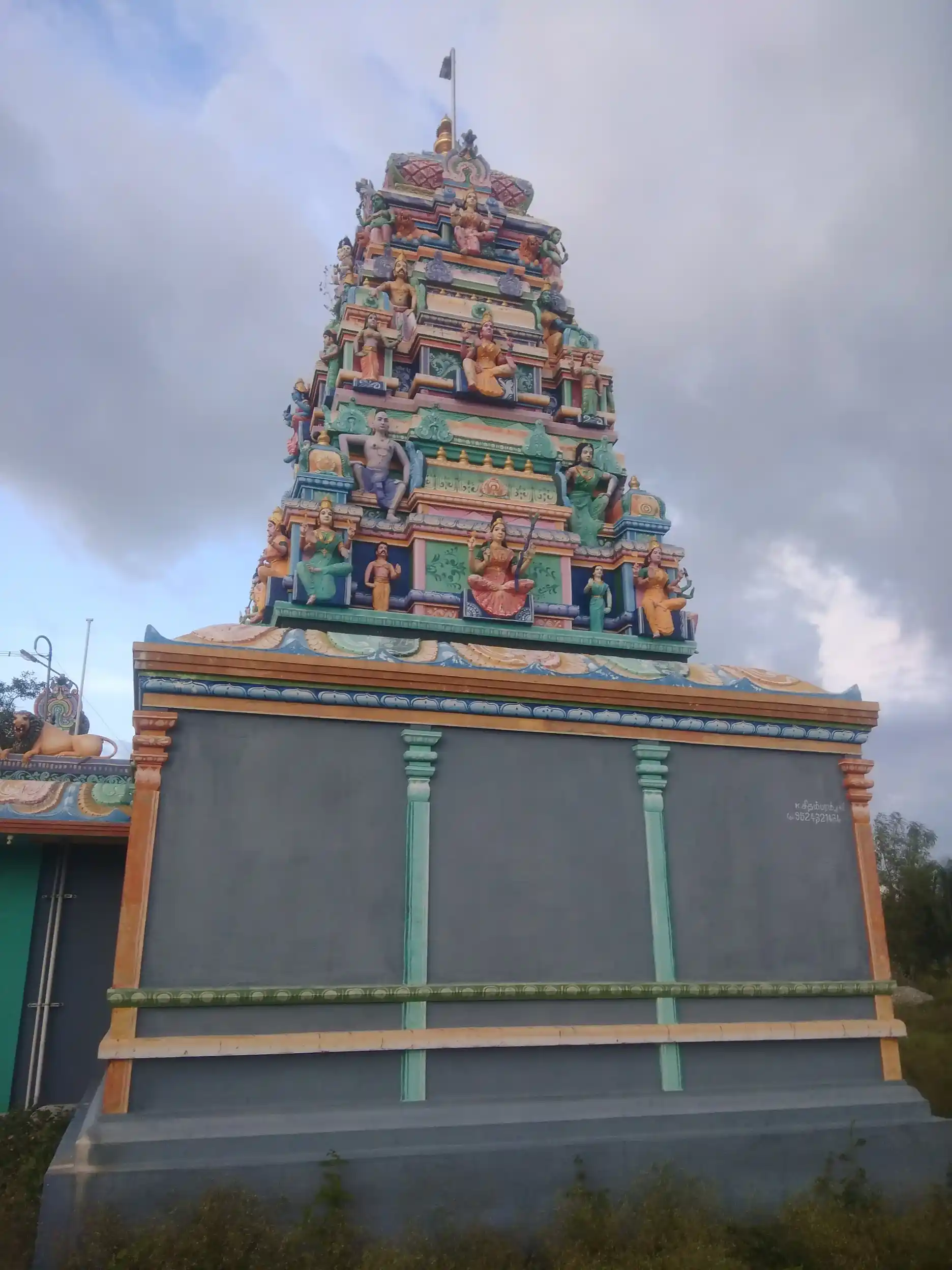 Arulmigu Muthuveadiyappan, Oogaramman Temple, Aavalnayakkanpatti - 635602 அருள்மிகு முத்துவேடியப்பன் ,ஓங்காரம்மன் திருக்கோயில், ஆவல்நாயக்கன்பட்டி - 635602, Thirupathur - Ancient Temple Architecture and History Image 5