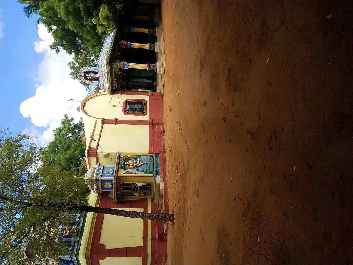 Arulmigu Muttharamman Temple, Nadukavalan Kudiiruppu, Udangudi - 628203 அருள்மிகு முத்தாரம்மன் திருக்கோயில், நடுக்காலன்குடியிருப்பு, Udangudi - 628203, Thoothukudi - Ancient Temple Architecture and History Image 2