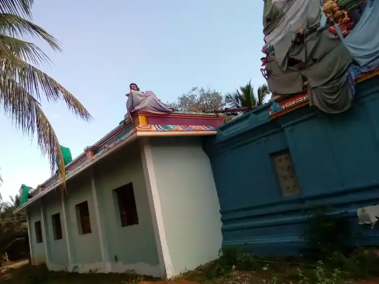 Arulmigu Nadiyamman Temple, Vallavaari - 614801 அருள்மிகு நாடியம்மன் திருக்கோயில், Vallavaari - 614801, Pudukkottai - Ancient Temple Architecture and History Image 4