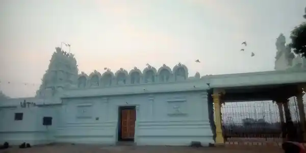 Arulmigu Nadutheertha Amman Temple, Street End, Naduvakurichi - 627351 அருள்மிகு நடு தீர்த்த அம்மன் திருக்கோயில், Street End, நடுவ குறிச்சி - 627351, Tirunelveli - Ancient Temple Architecture and History Image 2
