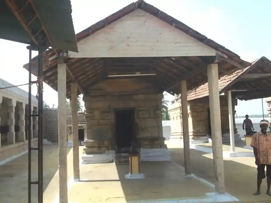 Arulmigu Nageshwarar Kulavilakkamman Temple, Nanjaikalamangalam, Modakurichi - 638153 அருள்மிகு மத்தியபுரீஸ்வரர் கல்யாண வரதராஜ பெருமாள் குலவிளக்கம்மன் திருக்கோயில், Nanjaikalamangalam, Modakurichi - 638153, Erode - Ancient Temple Architecture and History Image 3