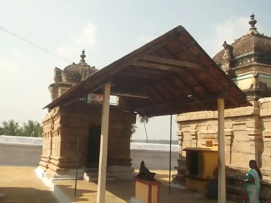 Arulmigu Nageshwarar Kulavilakkamman Temple, Nanjaikalamangalam, Modakurichi - 638153 அருள்மிகு மத்தியபுரீஸ்வரர் கல்யாண வரதராஜ பெருமாள் குலவிளக்கம்மன் திருக்கோயில், Nanjaikalamangalam, Modakurichi - 638153, Erode - Ancient Temple Architecture and History Image 4