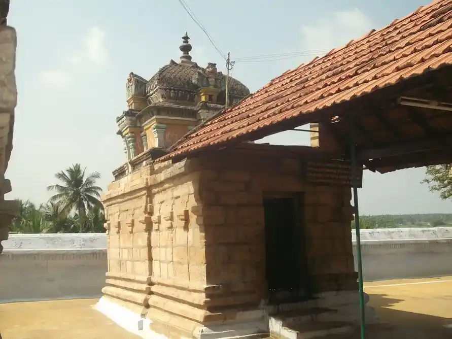 Arulmigu Nageshwarar Kulavilakkamman Temple, Nanjaikalamangalam, Modakurichi - 638153 அருள்மிகு மத்தியபுரீஸ்வரர் கல்யாண வரதராஜ பெருமாள் குலவிளக்கம்மன் திருக்கோயில், Nanjaikalamangalam, Modakurichi - 638153, Erode - Ancient Temple Architecture and History Image 6