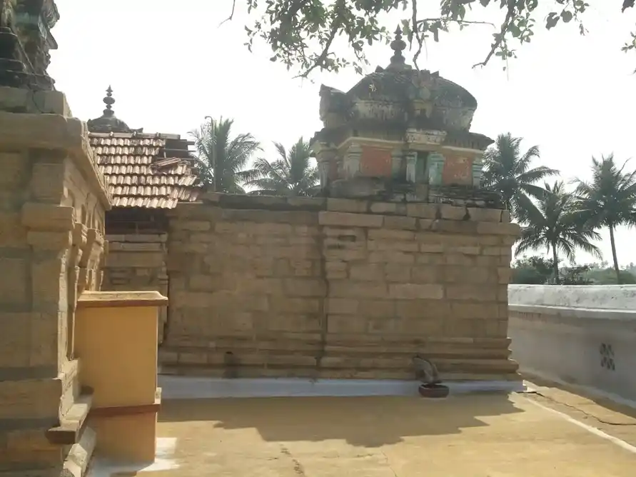 Arulmigu Nageshwarar Kulavilakkamman Temple, Nanjaikalamangalam, Modakurichi - 638153 அருள்மிகு மத்தியபுரீஸ்வரர் கல்யாண வரதராஜ பெருமாள் குலவிளக்கம்மன் திருக்கோயில், Nanjaikalamangalam, Modakurichi - 638153, Erode - Ancient Temple Architecture and History Image 7
