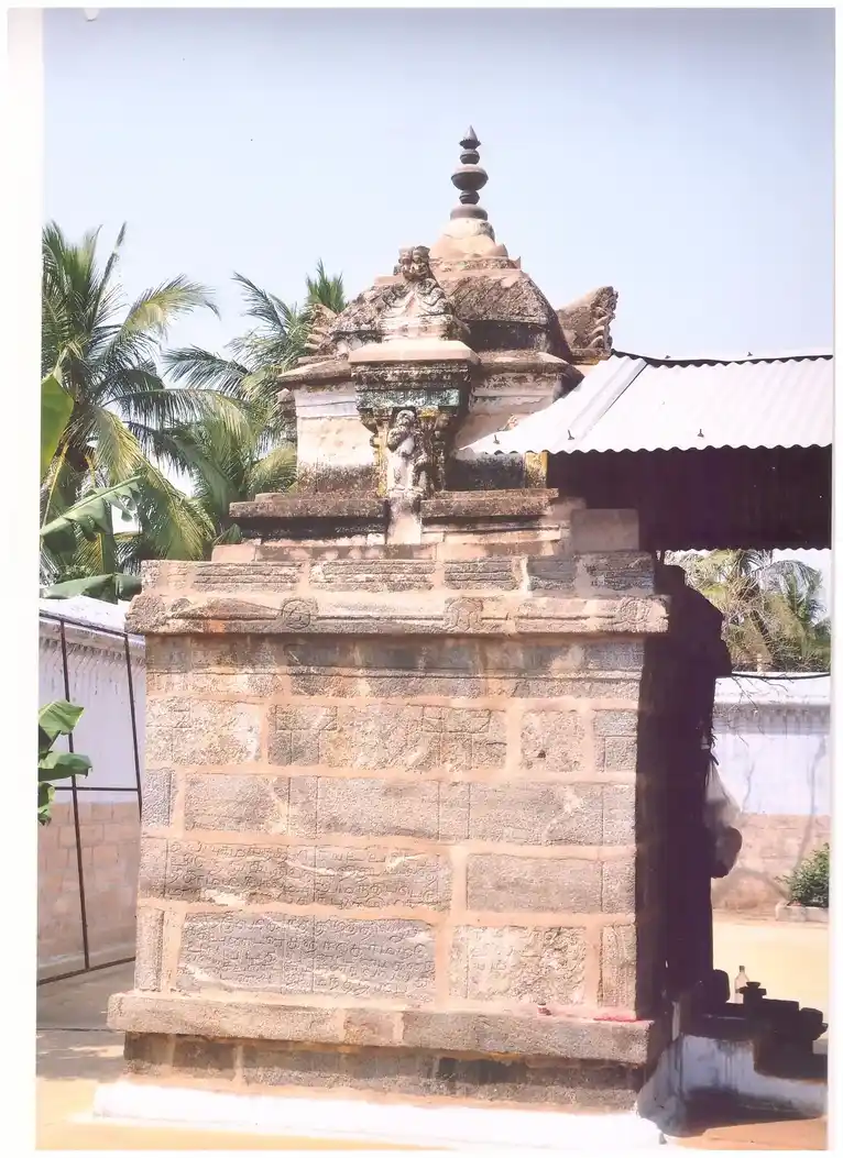 Arulmigu Nageshwarar Kulavilakkamman Temple, Nanjaikalamangalam, Modakurichi - 638153 அருள்மிகு மத்தியபுரீஸ்வரர் கல்யாண வரதராஜ பெருமாள் குலவிளக்கம்மன் திருக்கோயில், Nanjaikalamangalam, Modakurichi - 638153, Erode - Ancient Temple Architecture and History Image 8