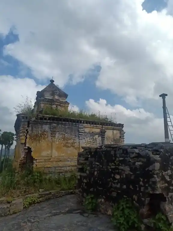 Arulmigu Nagojanahalliperumal Temple, Kambukalampatti - 635204 அருள்மிகு நாகோஜனஅள்ளி பெருமாள் திருக்கோயில், Kambukalampatti - 635204, Krishnagiri - Ancient Temple Architecture and History Image 2