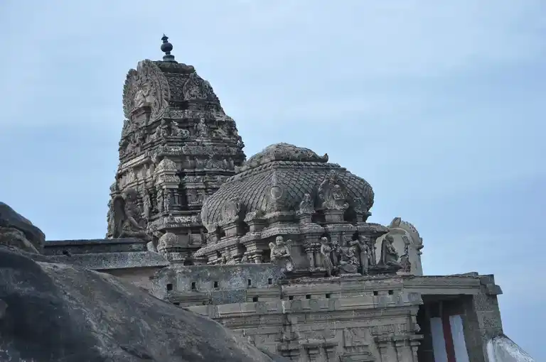 Arulmigu Nainamalai Varadharajaperumal Temple, Minampalli - 637019 அருள்மிகு நைனாமலை வரதராஜபெருமாள் திருக்கோயில், மின்னாம்பள்ளி - 637019, Namakkal - Ancient Temple Architecture and History Image 2