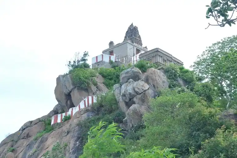 Arulmigu Nainamalai Varadharajaperumal Temple, Minampalli - 637019 அருள்மிகு நைனாமலை வரதராஜபெருமாள் திருக்கோயில், மின்னாம்பள்ளி - 637019, Namakkal - Ancient Temple Architecture and History Image 3
