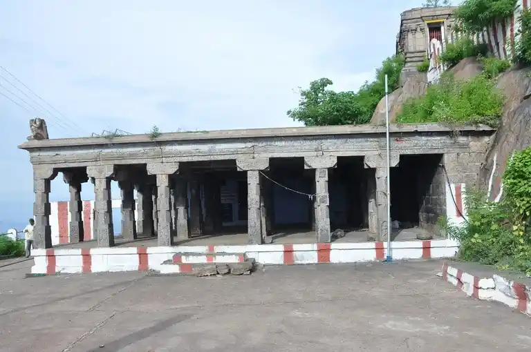 Arulmigu Nainamalai Varadharajaperumal Temple, Minampalli - 637019 அருள்மிகு நைனாமலை வரதராஜபெருமாள் திருக்கோயில், மின்னாம்பள்ளி - 637019, Namakkal - Ancient Temple Architecture and History Image 6
