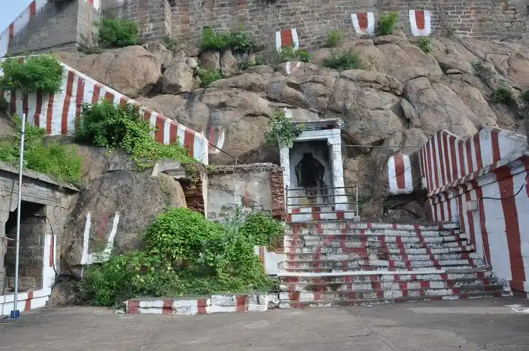 Arulmigu Nainamalai Varadharajaperumal Temple, Minampalli - 637019 அருள்மிகு நைனாமலை வரதராஜபெருமாள் திருக்கோயில், மின்னாம்பள்ளி - 637019, Namakkal - Ancient Temple Architecture and History Image 7