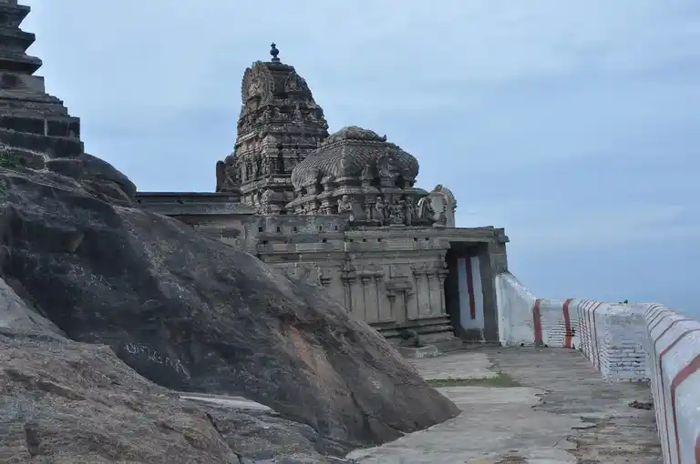 Arulmigu Nainamalai Varadharajaperumal Temple, Minampalli - 637019 அருள்மிகு நைனாமலை வரதராஜபெருமாள் திருக்கோயில், மின்னாம்பள்ளி - 637019, Namakkal - Ancient Temple Architecture and History Image 8