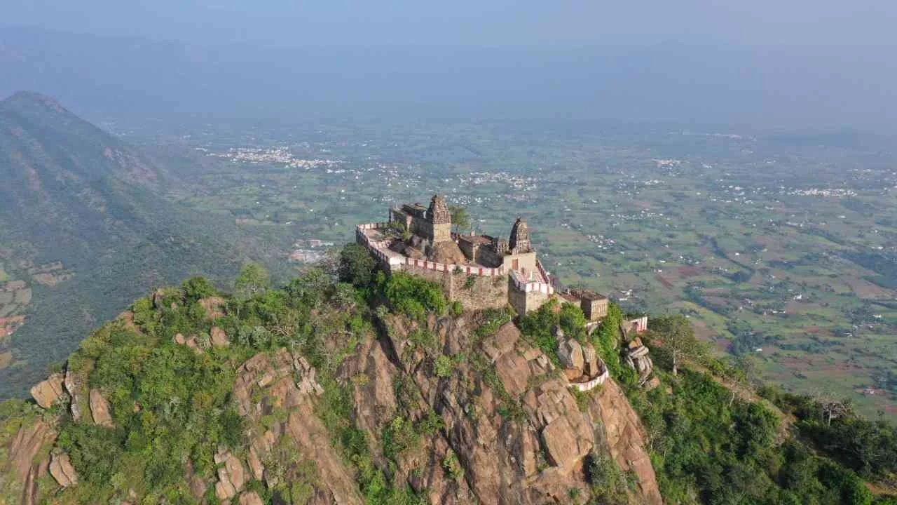 அருள்மிகு நைனாமலை வரதராஜபெருமாள் திருக்கோயில், மின்னாம்பள்ளி - 637019 - Main View