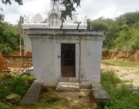 Arulmigu Nakkalpati Perumal Temple, Nakkalpatti - 635203 அருள்மிகு நக்கல்பட்டி பெருமாள் திருக்கோயில், நக்கல்பட்டி - 635203, Krishnagiri - Ancient Temple Architecture and History Image 2