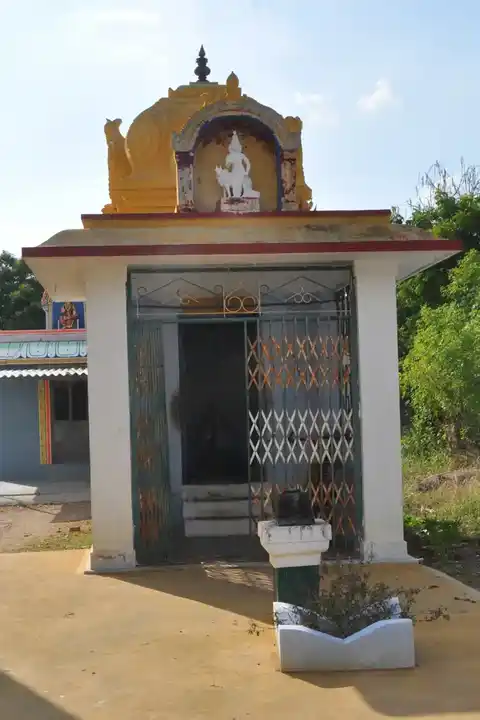 Arulmigu Nandhargopalaswamy Temple, Karvazhi - 638151 அருள்மிகு நந்தகோபாலசுவாமி திருக்கோயில், Karvazhi - 638151, Karur - Ancient Temple Architecture and History Image 2