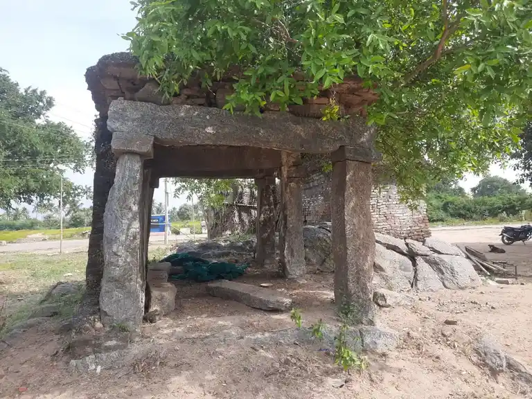 Arulmigu Nangundeswerer Temple, Hanumanthapuram - 636808 அருள்மிகு நஞ்சுண்டேஸ்வர சாமி திருக்கோயில், அனுமந்தபுரம் - 636808, Dharmapuri - Ancient Temple Architecture and History Image 2