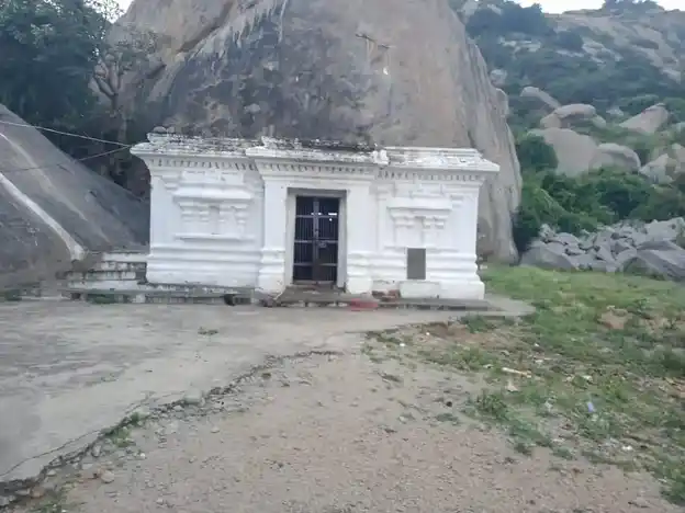 Arulmigu Narasimmasamy Temple, Kathiripuram - 635112 அருள்மிகு நரசிம்மசுவாமி திருக்கோயில், கதிரிபுரம் - 635112, Krishnagiri - Ancient Temple Architecture and History Image 4