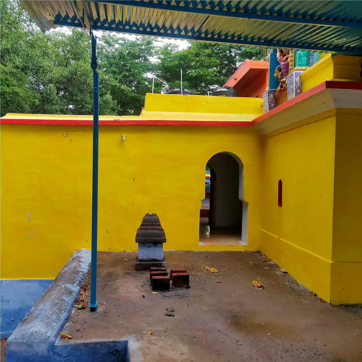 Arulmigu Nathikarai Sudalaimadan Swamy Temple, Karisulntha Mankalam - 627453 அருள்மிகு நதிக்கரை சுடலைமாடசுவாமி திருக்கோயில், Karisulntha Mankalam - 627453, Tirunelveli - Ancient Temple Architecture and History Image 4