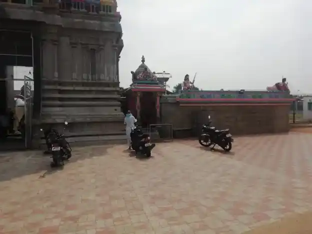 Arulmigu Navaladi Karuppanna Swamy And Sellandiamman Temple, Mohanur - 637015 அருள்மிகு நாவலடி கருப்பண்ணசாமி திருக்கோயில், மோகனூர் - 637015, Namakkal - Ancient Temple Architecture and History Image 2
