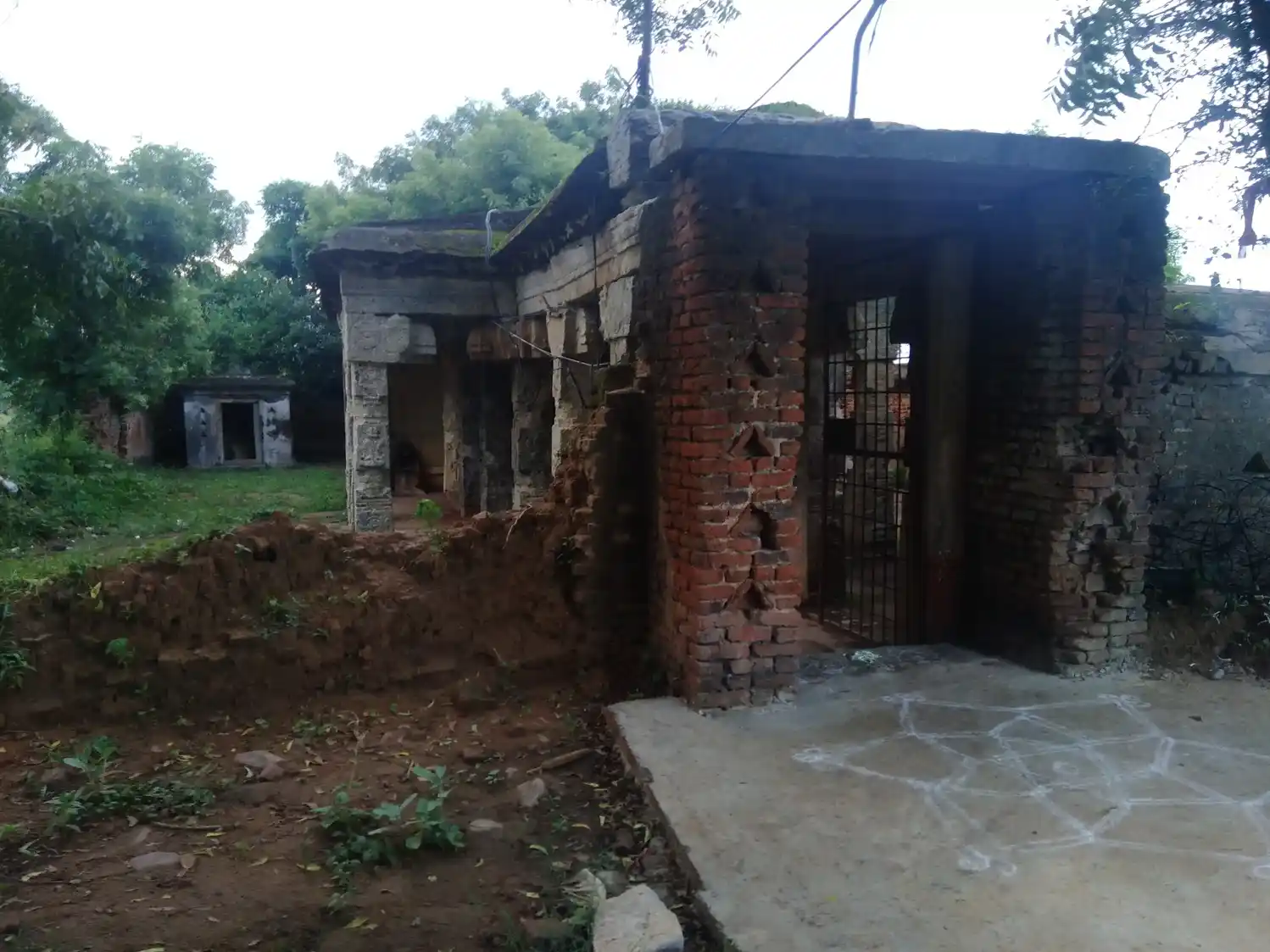 Arulmigu Neelakendeswarar Temple, Allikkuzhi - 602023 அருள்மிகு நீலகண்டீஸ்வரர் மற்றும் அல்லியம்மன் திருக்கோயில், அல்லிக்குழி - 602023, Tiruvallur - Ancient Temple Architecture and History Image 2