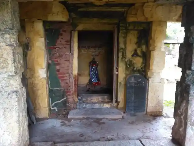 Arulmigu Neelakendeswarar Temple, Allikkuzhi - 602023 அருள்மிகு நீலகண்டீஸ்வரர் மற்றும் அல்லியம்மன் திருக்கோயில், அல்லிக்குழி - 602023, Tiruvallur - Ancient Temple Architecture and History Image 4