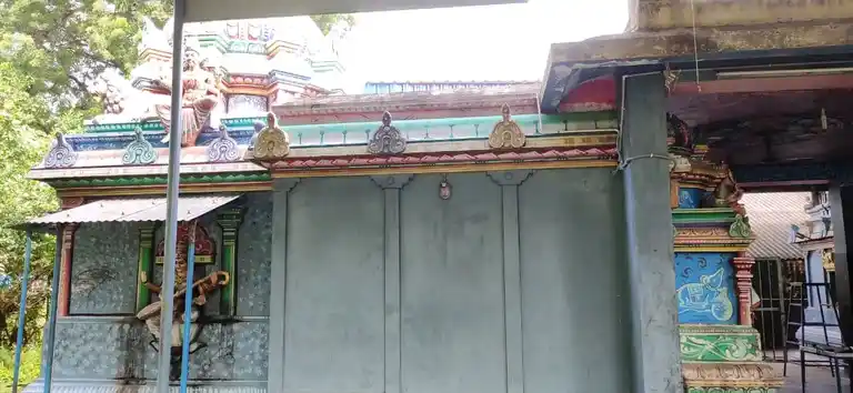 Arulmigu Neelamega Perumal Temple, Villiyanallur - 609801 அருள்மிகு நீலமேகப்பெருமாள் திருக்கோயில், வில்லியநல்லூர் - 609801, Mayiladuthurai - Ancient Temple Architecture and History Image 4