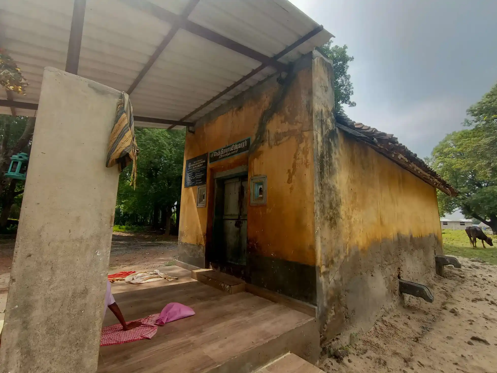 Arulmigu Nethrabaleswarar Temple, Kannukiniyarkoil, Pachai Perumanallur - 609110 அருள்மிகு நேத்ரபாலேஸ்வரர் திருக்கோயில், Kannukiniyarkoil - 609110, Mayiladuthurai - Ancient Temple Architecture and History Image 2