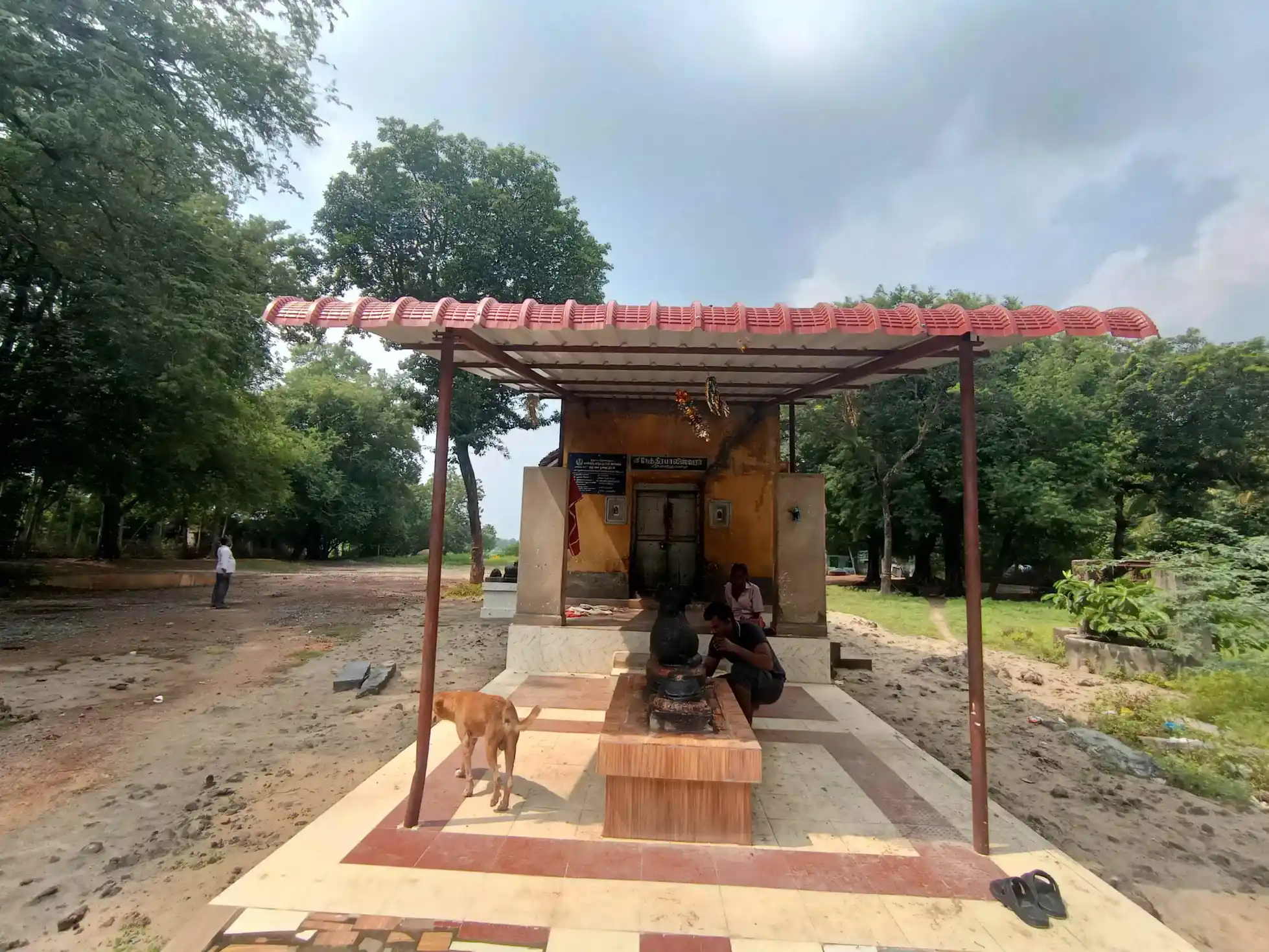 Arulmigu Nethrabaleswarar Temple, Kannukiniyarkoil, Pachai Perumanallur - 609110 அருள்மிகு நேத்ரபாலேஸ்வரர் திருக்கோயில், Kannukiniyarkoil - 609110, Mayiladuthurai - Ancient Temple Architecture and History Image 3