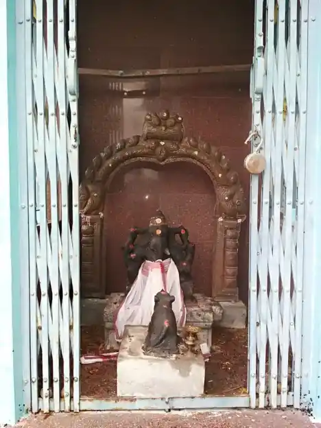 Arulmigu Padanthapuli Perumal (A) Iyyanar Temple, Navalakkampatti - 628720 அருள்மிகு படர்ந்தபுளி பெருமாள் மற்றும் ஐயனார் திருக்கோயில், Navalakkampatti - 628720, Thoothukudi - Ancient Temple Architecture and History Image 5