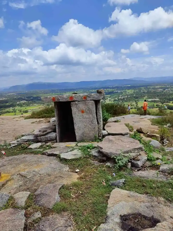 Arulmigu Palagaikaragam Temple, Devarakundani - 635121 அருள்மிகு பலகை கரகம் திருக்கோயில், Devarakundani - 635121, Krishnagiri - Ancient Temple Architecture and History Image 3