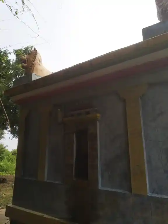 Arulmigu Parunthaliamman Temple, Near Lake View, Manallur - 601201 அருள்மிகு பருந்தாளியம்மன் திருக்கோயில், Near Lake View, Manallur - 601201, Tiruvallur - Ancient Temple Architecture and History Image 4