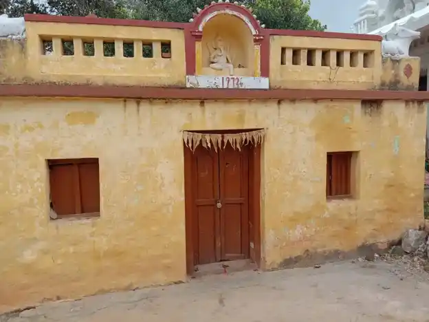 Arulmigu Pasuveswarar Temple, Eachangoor, Kodiyalam - 635103 அருள்மிகு பசுவேஸ்வரர் திருக்கோயில், Eachangoor, Kodiyalam - 635103, Krishnagiri - Ancient Temple Architecture and History Image 4