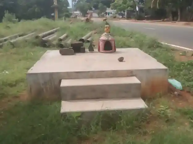 Arulmigu Pattalamman, Kaliamman Temple, K. Ellaipatti - 624622 அருள்மிகு பட்டாளத்தம்மன் மற்றும் காளியம்மன் கோயில், K. Ellaipatti - 624622, Dindigul - Ancient Temple Architecture and History Image 3