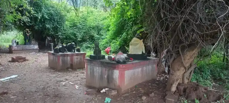 Arulmigu Periya Seguttu Ayyanar Temple, Vandari - 625705 அருள்மிகு பெரிய செகுட்டய்யனார் திருக்கோயில், Vandari - 625705, Madurai - Ancient Temple Architecture and History Image 2