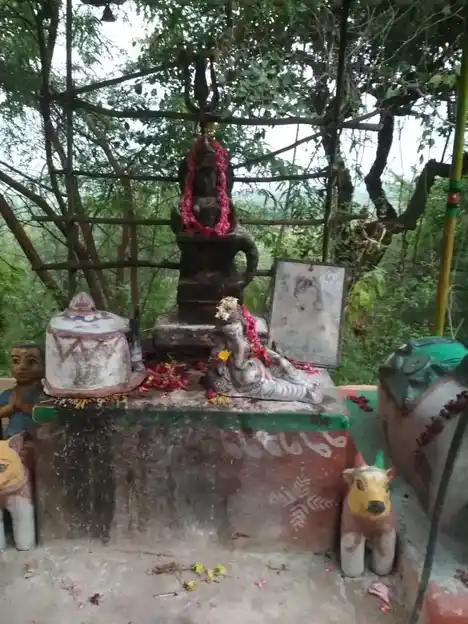 Arulmigu Periyaswamy Temple, Kempanayakkanpalyam - 638503 அருள்மிகு பெரியசாமி திருக்கோயில், Kempanayakkanpalyam - 638503, Erode - Ancient Temple Architecture and History Image 2