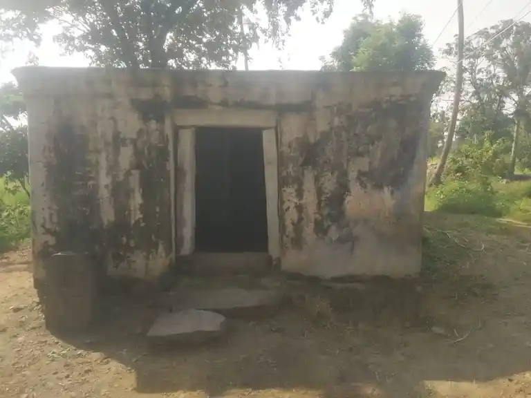 Arulmigu Perumal Temple, Chikkadoranabetta - 636806 அருள்மிகு பெருமாள் திருக்கோயில், Chikkadoranabetta - 636806, Dharmapuri - Ancient Temple Architecture and History Image 3