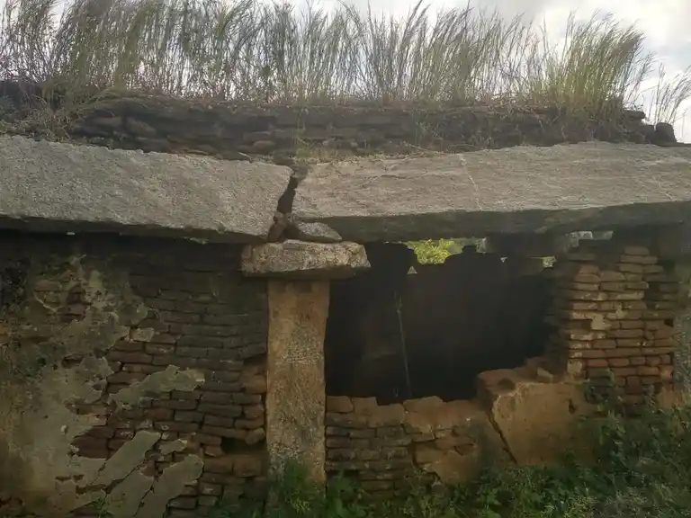 Arulmigu Perumal Temple, Chikkapuvathi, Alappati - 635122 அருள்மிகு பெருமாள் திருக்கோயில், சிக்கபூவத்தி - 635122, Krishnagiri - Ancient Temple Architecture and History Image 2