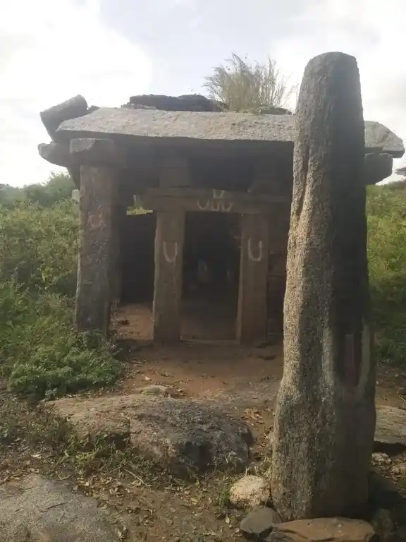 Arulmigu Perumal Temple, Chikkapuvathi, Alappati - 635122 அருள்மிகு பெருமாள் திருக்கோயில், சிக்கபூவத்தி - 635122, Krishnagiri - Ancient Temple Architecture and History Image 3