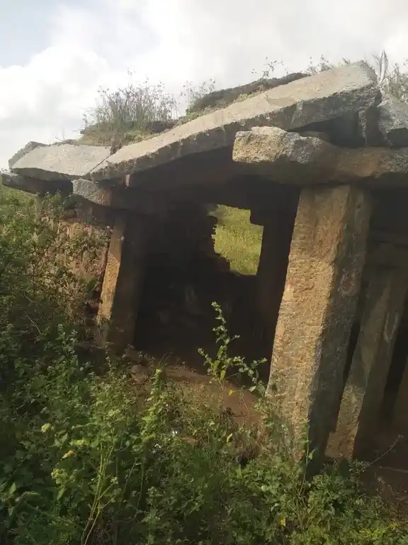 Arulmigu Perumal Temple, Chikkapuvathi, Alappati - 635122 அருள்மிகு பெருமாள் திருக்கோயில், சிக்கபூவத்தி - 635122, Krishnagiri - Ancient Temple Architecture and History Image 4